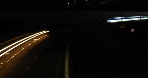 Straßenampeln im Zeitraffer in der Nacht