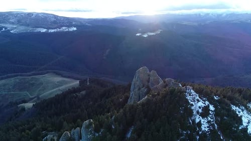 Sonnenuntergang über den Bergen