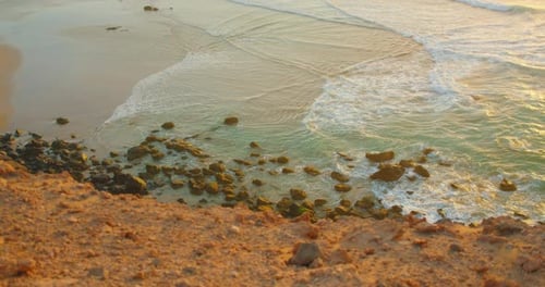 Meer und Felsen am wunderschönen natürlichen Felsstrand bei Sonnenuntergang