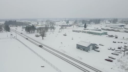 Luftbild von Landschaft und Autobahn während eines Wintersturms. Berge und Wald im Hintergrund