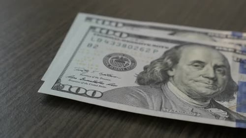 Dollar-Banknoten fallen auf den Tisch Zeitlupe 1920X1080 HD-Aufnahmen - USD-Währung zählt in 100 de