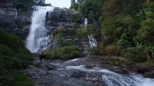 Wachirathan-Wasserfälle Wunderschöner Wasserfall, der von einer hohen Klippe fließt