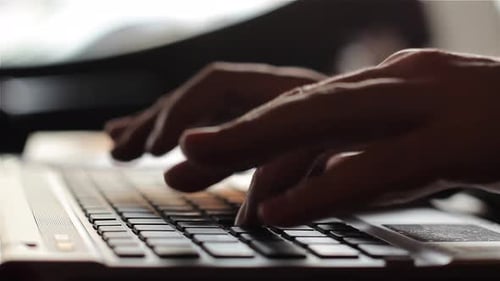 Männliche Hand mit Computer-Laptop im Büro. 4K-Version.