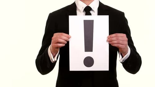 Hombre de traje con un signo de exclamación