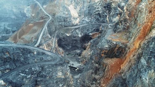 Blick auf einen großen Steinbruch