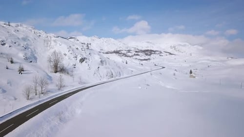 Luftaufnahme eines Autos auf der Winterstraße im Wald. Winterlandschaft, Landschaft in Montenegro
