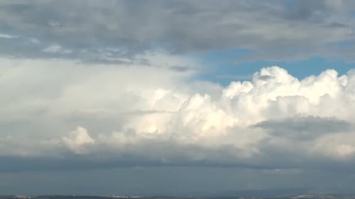 Zeitraffer der Wolken über ländlicher Landschaft mit grünen Hügeln