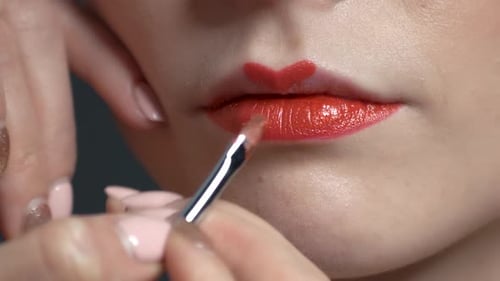 Lippenstift-Pinsel von Hand