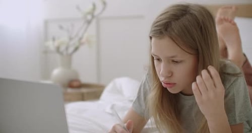 Lustiges Mädchen im Teenageralter spricht per Videoanruf auf dem Laptop, bleibt zu Hause und lernt online