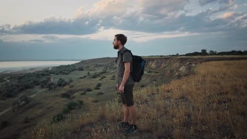 Joven fotógrafo con mochila y trípode