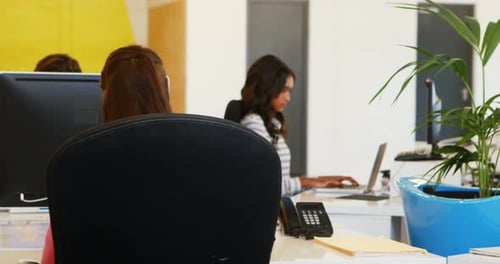 Des hommes d'affaires qui travaillent ensemble