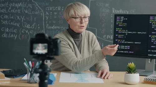 IT-Expertin zeichnet Tutorial zum Sprechen und Anzeigen von Computerbildschirmen mit