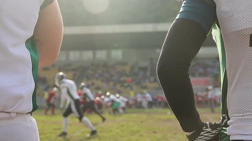 American Football-Spiel auf dem Spielfeld, Ersatzspieler im Uniformbeobachtungsspiel