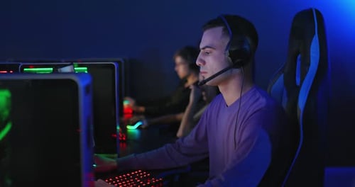 мужчины играют в командную онлайн-игру за компьютерами