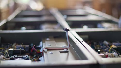 Plan du curseur d'un composant métallique et d'un microcircuit dans un laboratoire d'atelier