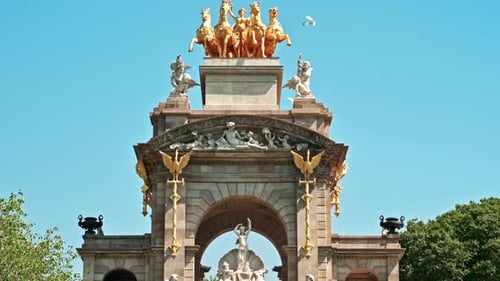 Fountain and arch with multiple statues on it in the Parc de la Ciutadella, Barcelona, Spain
