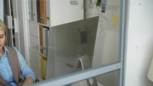 Femme travaillant sur le lieu de travail