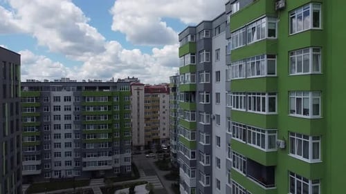 Drohnenaufnahme eines überfliegenden modernen Wohngebäudes.