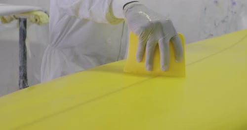 Männlicher Surfbrettmacher in seiner Werkstatt