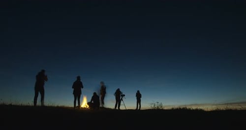 Amis adultes observant les étoiles ensemble la nuit