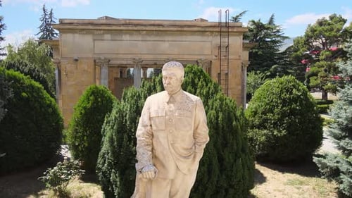 Survol du monument de Joseph Staline devant le musée Joseph Staline de la ville de Gori