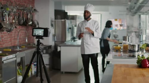 Chef masculin enregistrant une émission de cuisine Vlog télévisé sur la caméra