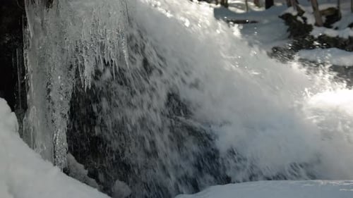 Gefrorener Eiszapfen, hängend von Raging Mountain Waterfall, Zeitlupe