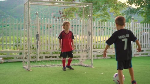 Zeitlupenaufnahme eines kleinen Jungen bei einem Fußballtraining