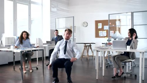 Homme d'affaires heureux dansant et exécutant des acrobaties acrobatiques au bureau