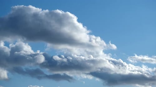 Wolken bewegen sich seitwärts