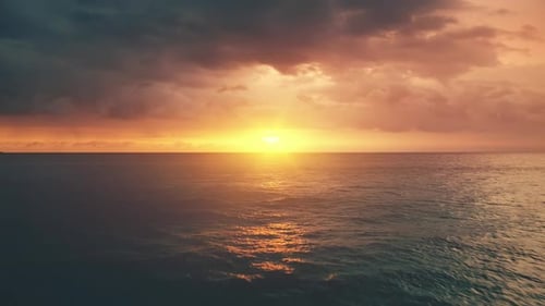 Dramatisch bunter Sonnenuntergang am Meer