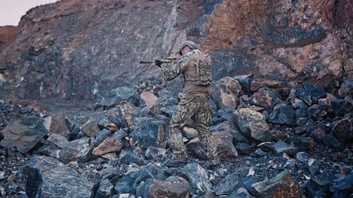 Un soldat en pleine protection avec un fusil d'assaut se déplace dans la gorge en participant à une offre spéciale