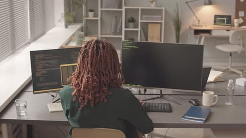 Programadora afroamericana desarrollando software en la oficina