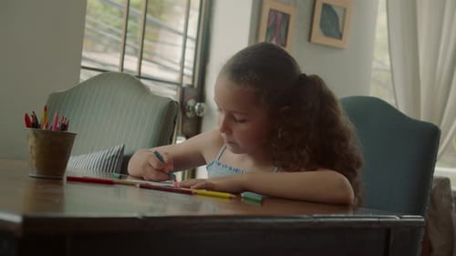 Concepto de educación primaria para niños centrado en los dibujos