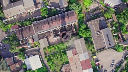 Vieille pipe d'une usine de la ville
