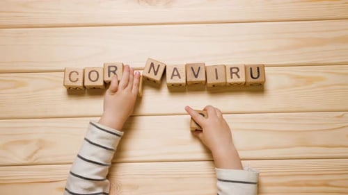 Los niños y las pandemias de coronavirus. Antecedentes de COVID-19. Los niños exponen la palabra sobre el coronavirus