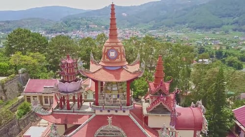 Flycam quitte les bâtiments du temple au-dessus du paysage