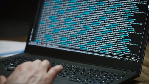 Closeup de teclado de mãos e laptop do programador