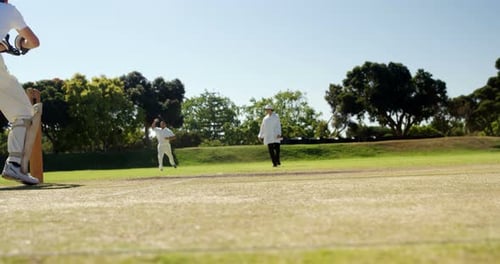 Jugador de cricket de pie juntos durante un partido de cricket