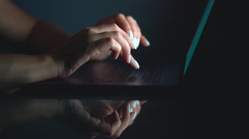 Mains ou femme employée de bureau tapant sur le clavier la nuit
