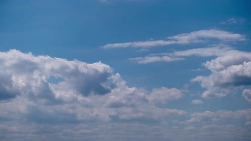 Cumulus-Wolken bewegen sich im Wolkengebilde-Zeitraffer des blauen Himmels