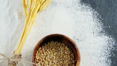 Granos de trigo, sésamo y harina en tazones