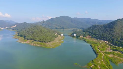 Luftaufnahme von oben auf Waldbäume mit See oder Fluss im Reise- und Umweltkonzept.