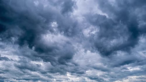 Zeitraffer dramatischer Gewitterwolken, die sich am Himmel bewegen