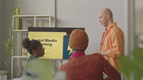 Diversos colegas discutindo tendências de SMM no escritório