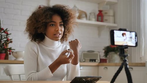 Una bloguera de belleza hace muestras a mano con una brocha de maquillaje
