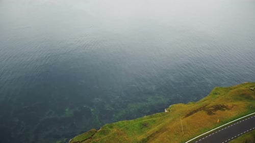 Erstaunliche Kinoaufnahme, Drohne kippt nach unten auf der wunderschönen erodierten Küste, felsigem Ufer