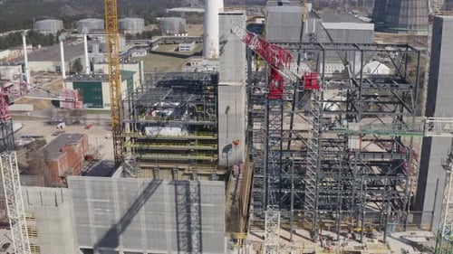 Construcción con grúas móviles grandes