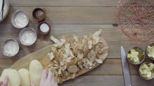 Flache Lage. Gelbe Bio-Kartoffeln mit Kartoffelschäler schälen