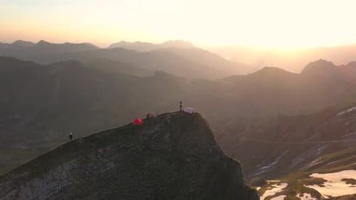 Vue aérienne révélatrice de l'humeur matinale sur un sommet de montagne en Suisse
